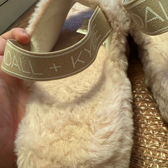 Light pink Kendall & Kylie house slippers - Picture 4 of 4